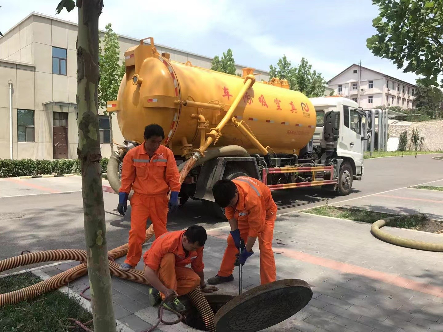 泰安管道疏通车停在窨井附近