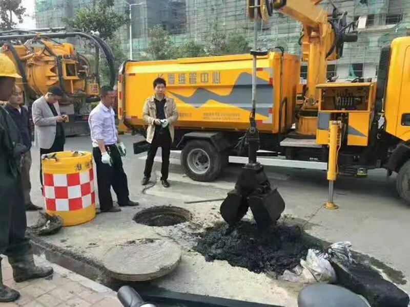 泰安街道：网格员化身“清道夫”，为民解忧疏通“堵心”化粪池