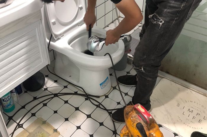 泰安马桶堵塞自己疏通还是找师傅?专业上门服务让你省时更省心